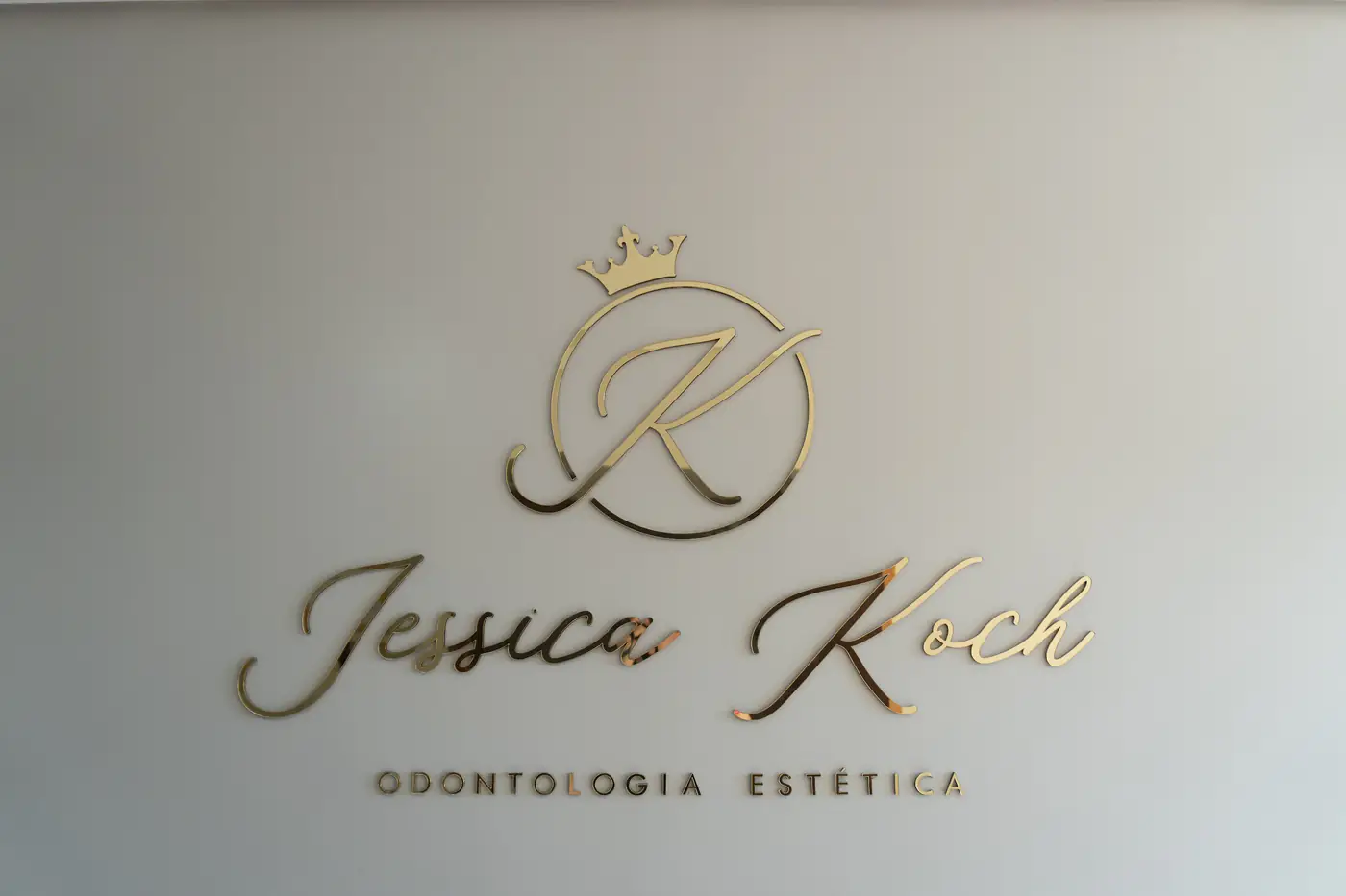 Letreiro dourado Jessica Koch Odontologia Estética na recepção do consultório